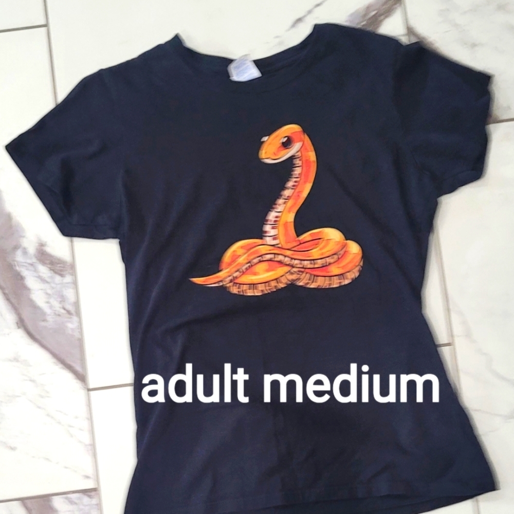 Port and Co. Women's t-shirt. Medium